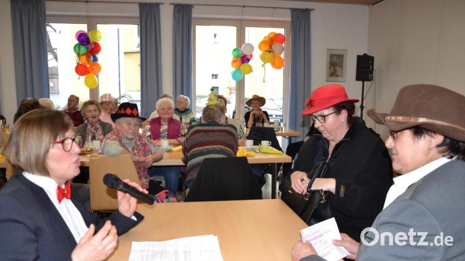 Mitglieder des Frauenbundes zeigten den Sketch beim Eheberater und sorgten für Erheiterung. Bild: gi