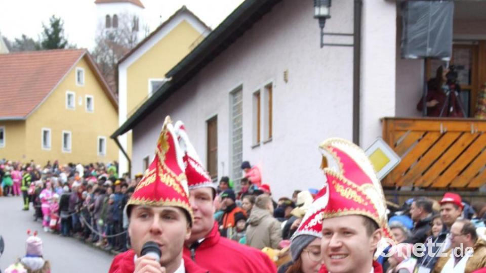 Die beiden Präsidenten Dennis Gruber (links) und Christian Ferstl gaben den Startschuss für den Seebarner Faschingszug. Bild: zth
