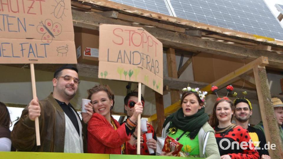 Der bunte Gaudiwurm in Altenstadt schlängelte sich am Faschingssonntag wieder durch die Ortschaft und nahm so manches Thema auf die Schippe. Bild: dob