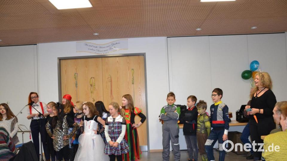 Mittagsbetreuung, die „Musketiere“ mit ihren Betreuerinnen Vanessa Rudloff und Erika Zenk brachten Leben in den Saal. Bild: gi