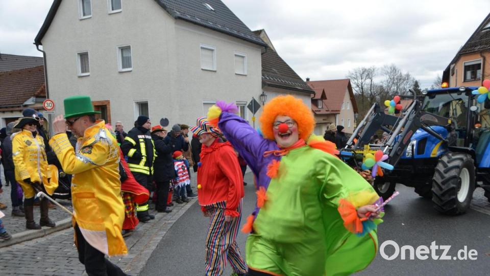 Der bunte Gaudiwurm in Altenstadt schlängelte sich am Faschingssonntag wieder durch die Ortschaft und nahm so manches Thema auf die Schippe. Bild: dob