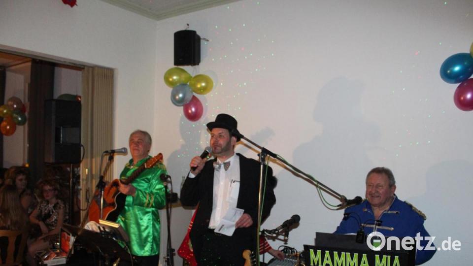 Die Band &quot;Mama Mia&quot; heizte ordentlich ein. Bild: nis