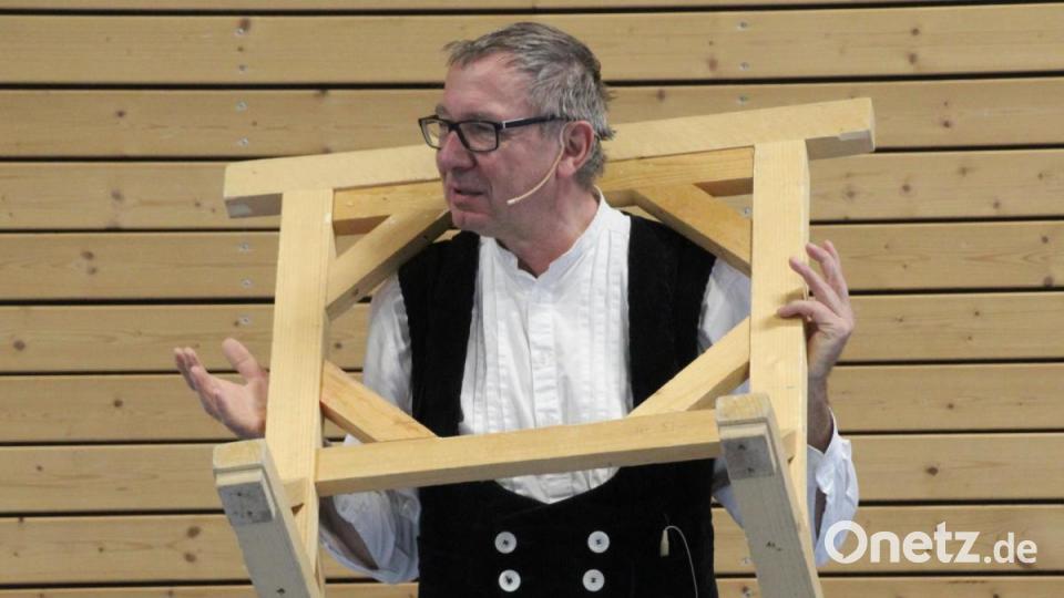 Zimmerer mit Holzrahmen Bild: fsb