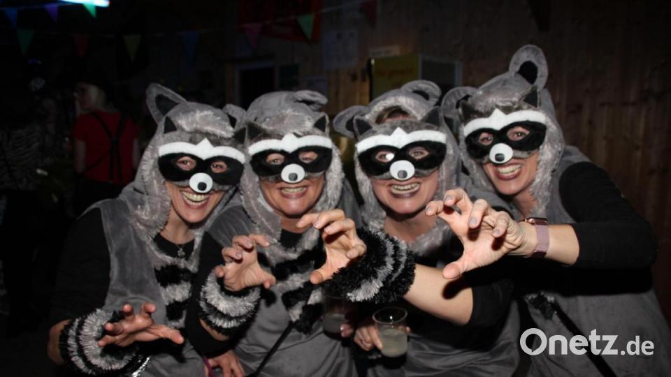 Diese professionell geschminkte Clowngruppe verbreitete gute Laune. Bild: frd
