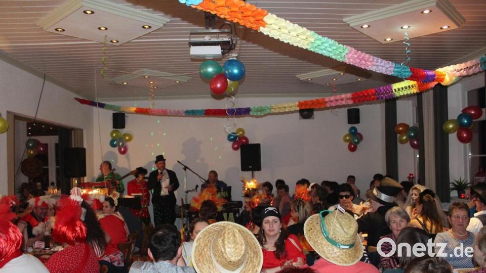 Bunt und flippig ging es am Faschingsball in Schönau zu. Bild: nis