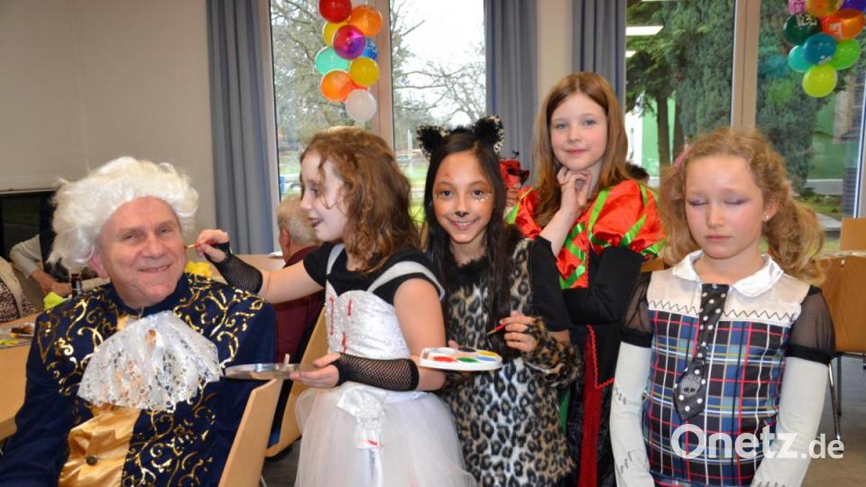 Auch Herr Pfarrer Most bekam ein Herz auf die Wange von den Mädls der Mittagsbetreuung. Bild: gi