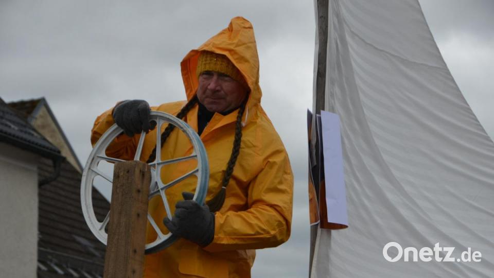 Umweltaktivistin Greta (Josef Wolfrath) steuerte mit ihrem Segelschiff durch die Windböen. Bild: dob