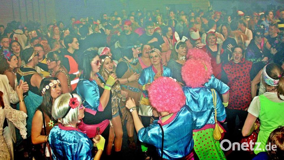 Die Faschingsfans feiern beim Rosenmontagsball des FC Luhe-Markt. Bild: zer