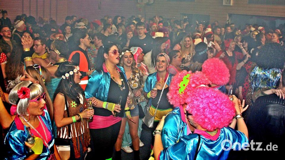 Die Faschingsfans feiern beim Rosenmontagsball des FC Luhe-Markt. Bild: zer