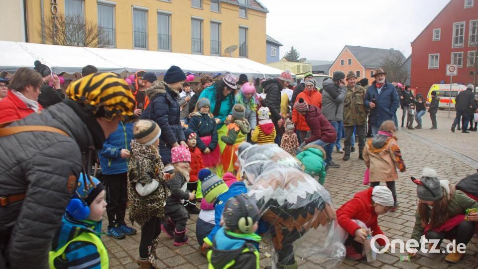 Ob Wikinger, Bienchen, Blümchen, Hexen, Clowns – alle hatten gute Stimmung mitgebracht und auch für die Unterhaltung der Kleinen war gesorgt. Sie konnten Karussell fahren und freuten sich auch über die Süßigkeiten. Bild: cv