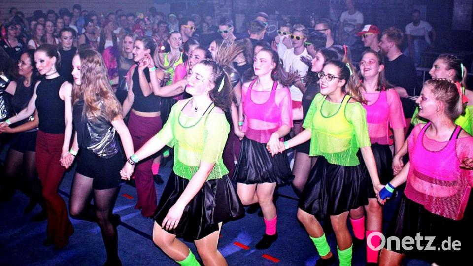 Viele Tanzeinlagen der Tanzgruppen von „Re.louh.ded“ sorgen beim Rosenmontagsball des FC Luhe-Markt für eine Bombenstimmung. Bild: zer