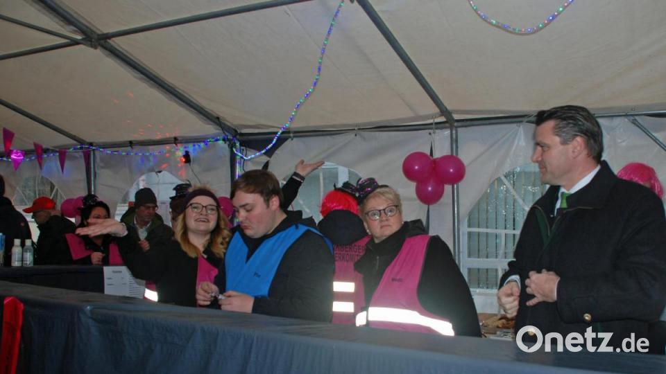 Das Wernberger Weiberkomitee hatte zum bunten Faschingstreiben auf den Marktplatz eingeladen und durften sich über viele Gäste freuen. Bild: wee