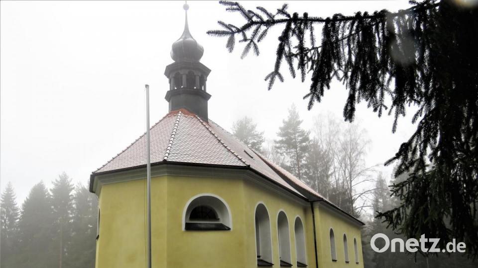 Idyllisch mitten im Wald steht die Allerheiligenkirche. Das Kleinod der Gemeinde Wernersreuth ist beliebtes Ausflugsziel für Wanderer und Spaziergänger. Bild: ubb