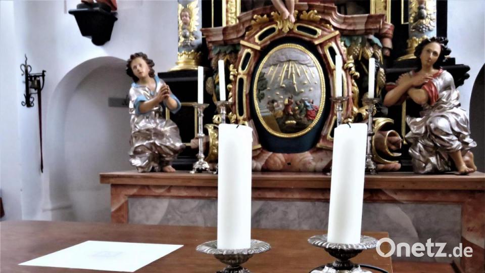 Die Kirche hat keine Beleuchtung. Zu den Feiern werden Kerzen angezündet. Bild: ubb