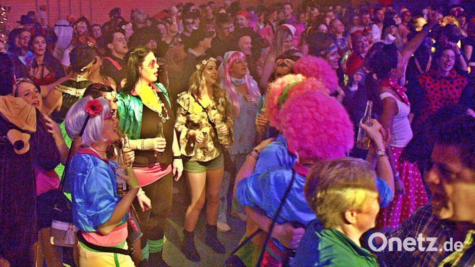 Die Faschingsfans feiern beim Rosenmontagsball des FC Luhe-Markt. Bild: zer