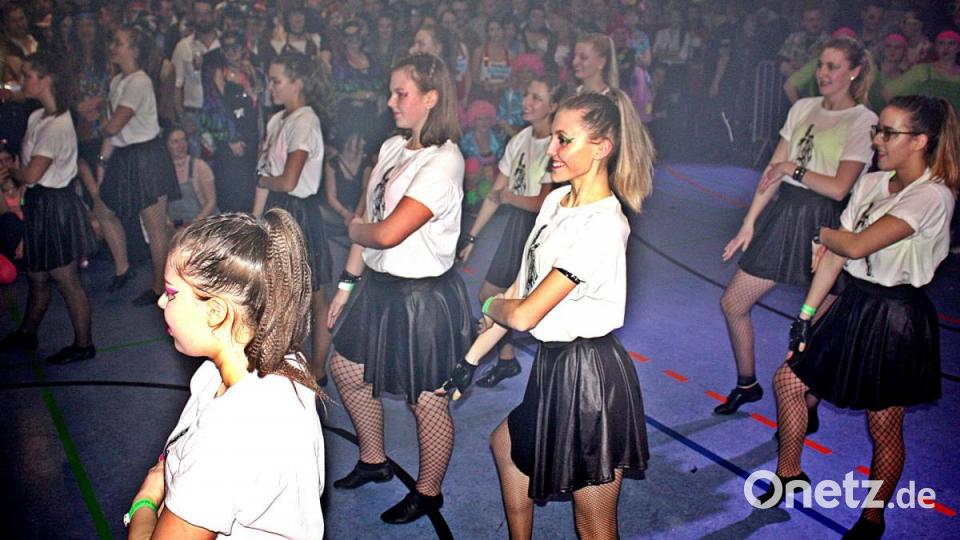 Viele Tanzeinlagen der Tanzgruppen von „Re.louh.ded“ sorgen beim Rosenmontagsball des FC Luhe-Markt für eine Bombenstimmung. Bild: zer