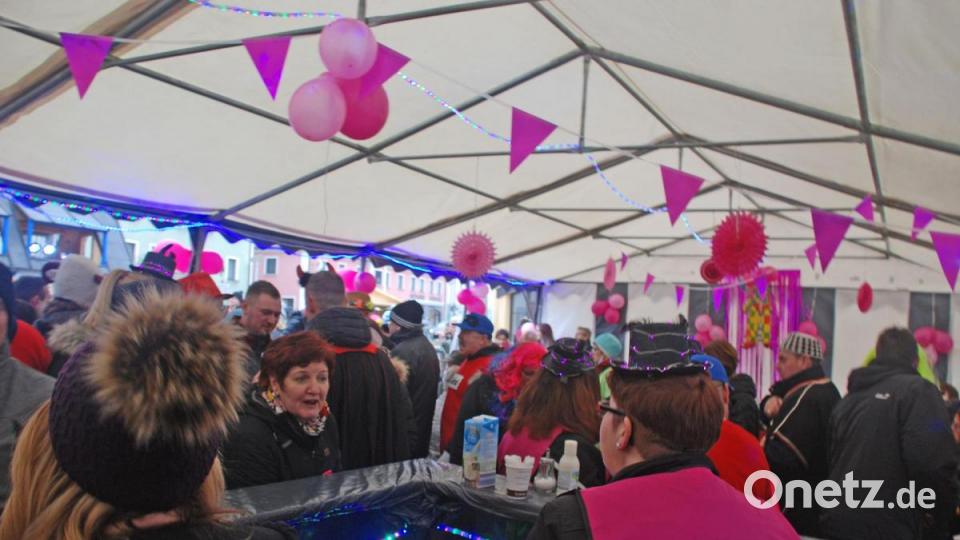 Im Zelt konnten sich die Gäste aufwärmen. Bild: wee