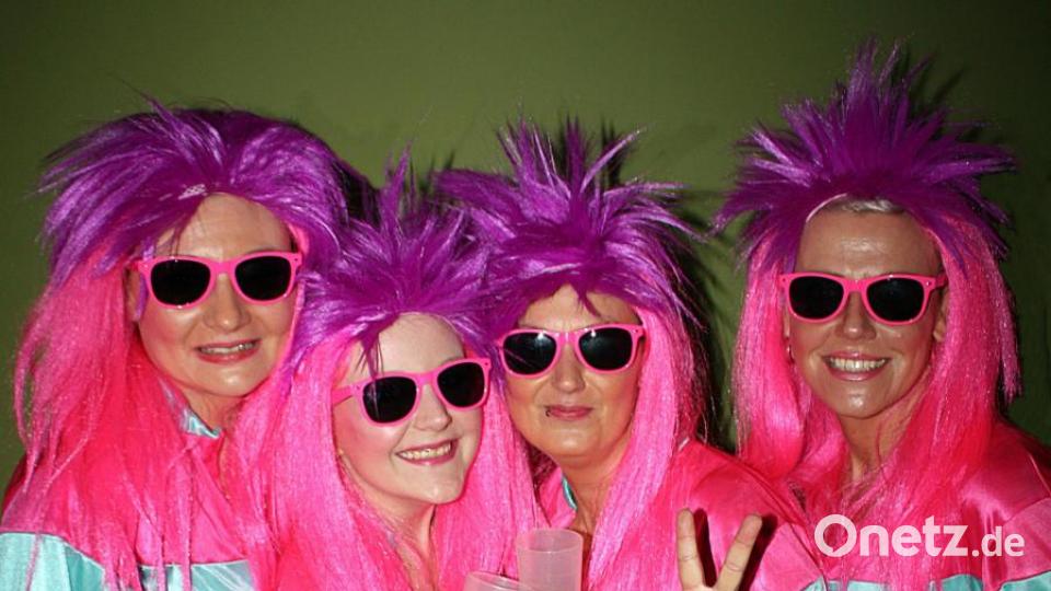 Ganz in Pink: Die vier Friseurinnen (von links) Ulla, Anja, Bettina und Sandra sind in Partylaune. Bild: zer