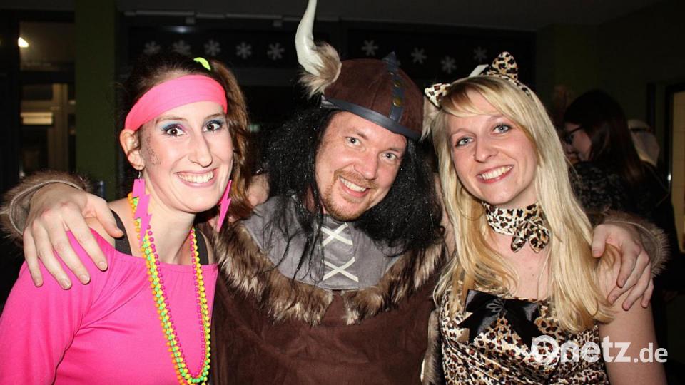 Witzige Masken: Wikinger Michl, Sportlerin Theresa Thereesa und Katze Andrea feiern. Bild: zer