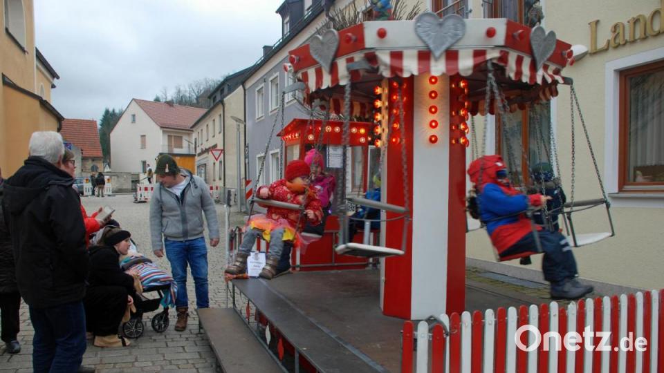Die Kleinen freuen sich über das Kinderkarussell. Bild: wee