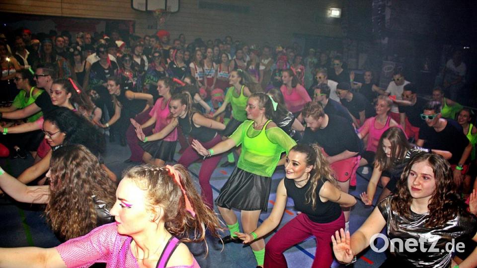 Viele Tanzeinlagen der Tanzgruppen von „Re.louh.ded“ sorgen beim Rosenmontagsball des FC Luhe-Markt für eine Bombenstimmung. Bild: zer