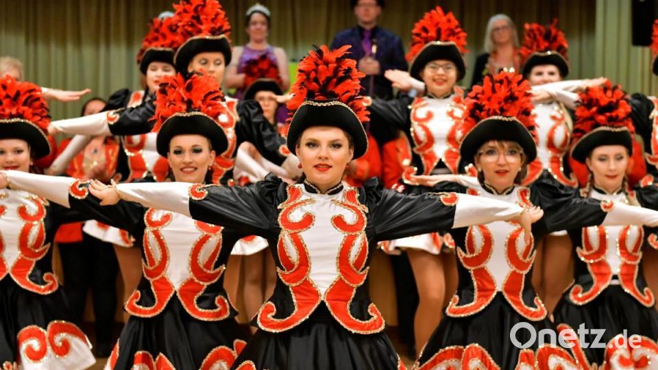 Die Prinzengarde der Narrhalla nahm zum letzten Mal Aufstellung zum Garde-Exerzieren. Bild: zig