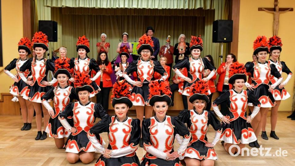 Die Prinzengarde der Narrhalla nahm zum letzten Mal Aufstellung zum Garde-Exerzieren. Bild: zig