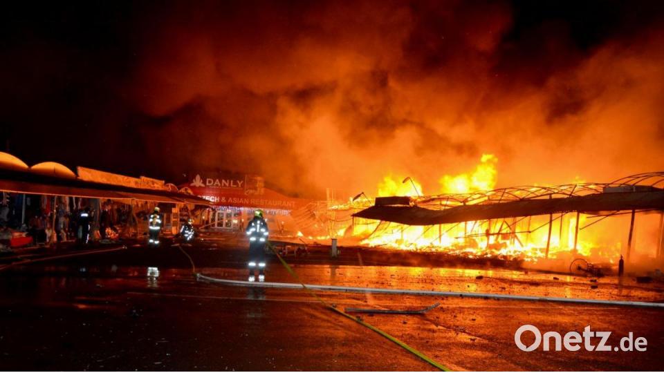 In der Nacht auf Dienstag brannten mindestens 30 Verkaufsstände auf dem Asia-Markt bei Eger ab. Mangelnder Wasserdruck und Wind, der die Flammen immer wieder anfachte, erschwerten die Löscharbeiten der fünf Feuerwehren vor Ort. Bild: Feuerwehr Bezirk Karlsbad/exb