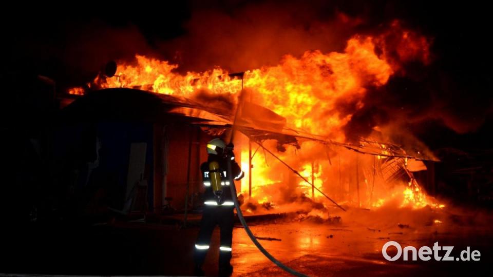 In der Nacht auf Dienstag brannten mindestens 30 Verkaufsstände auf dem Asia-Markt bei Eger ab. Mangelnder Wasserdruck und Wind, der die Flammen immer wieder anfachte, erschwerten die Löscharbeiten der fünf Feuerwehren vor Ort. Bild: Feuerwehr Bezirk Karlsbad/exb