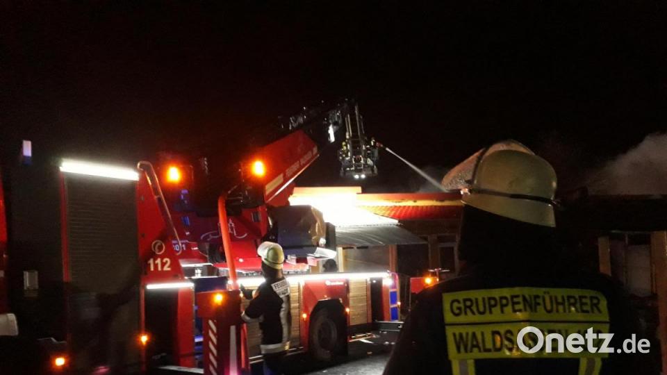 Die Löscharbeiten am "Dragon Bazar" dauerten bis in die Morgenstunden. Die Feuerwehr Waldsassen war mit 22 Einsatzkräften vor Ort. Bild: hmr