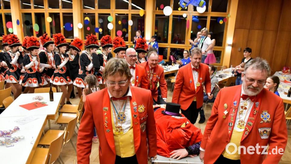 Der Fasching ist zu Ende! Die Minister der Narrhalla Rot-Gelb Amberg trugen den Prinzen auf der Bahre aus dem Saal, dahinter der Trauerzug mit den Gardemädchen und dem gesamten Hofstaat. Bild: zig