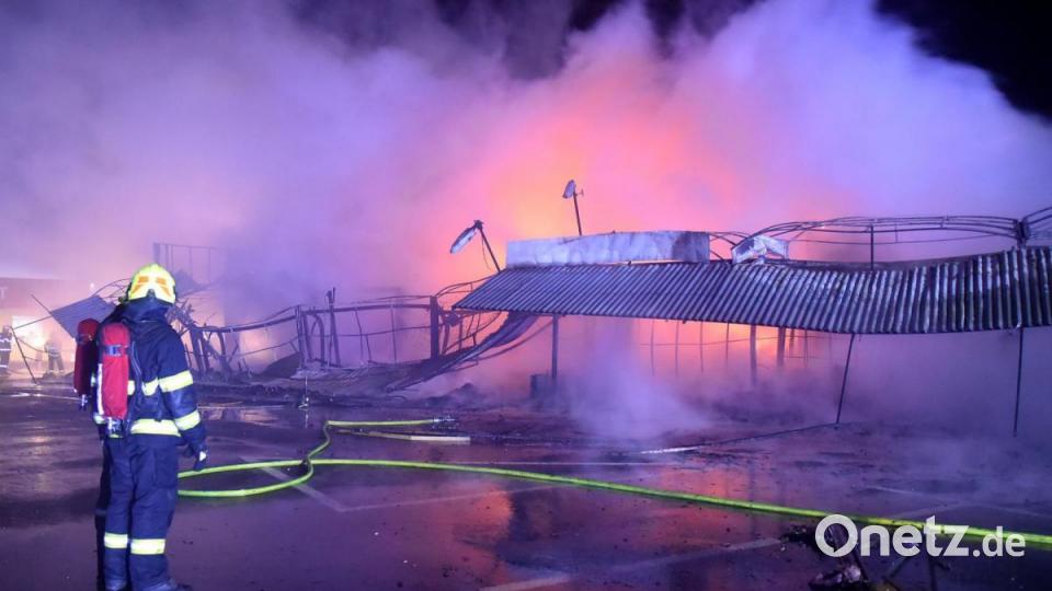 In der Nacht auf Dienstag brannten mindestens 30 Verkaufsstände auf dem Asia-Markt bei Eger ab. Mangelnder Wasserdruck und Wind, der die Flammen immer wieder anfachte, erschwerten die Löscharbeiten der fünf Feuerwehren vor Ort. Bild: Feuerwehr Bezirk Karlsbad/exb