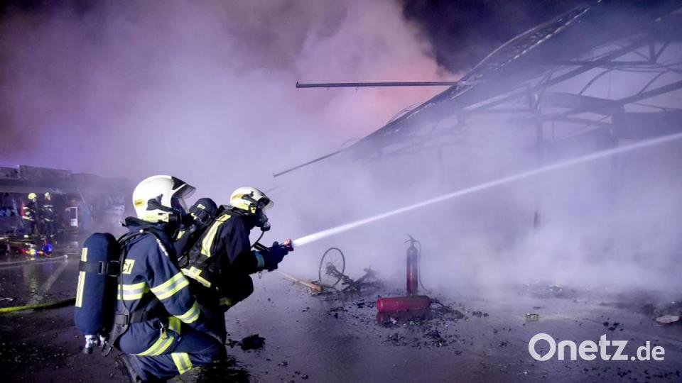 In der Nacht auf Dienstag brannten mindestens 30 Verkaufsstände auf dem Asia-Markt bei Eger ab. Mangelnder Wasserdruck und Wind, der die Flammen immer wieder anfachte, erschwerten die Löscharbeiten der fünf Feuerwehren vor Ort. Bild: Feuerwehr Bezirk Karlsbad/exb
