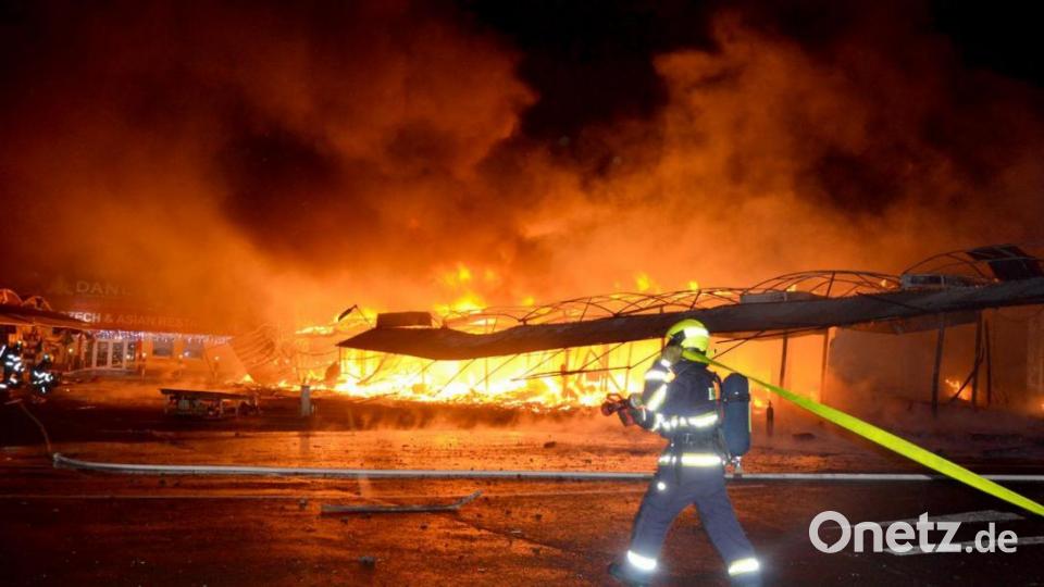 In der Nacht auf Dienstag brannten mindestens 30 Verkaufsstände auf dem Asia-Markt bei Eger ab. Mangelnder Wasserdruck und Wind, der die Flammen immer wieder anfachte, erschwerten die Löscharbeiten der fünf Feuerwehren vor Ort. Bild: Feuerwehr Bezirk Karlsbad/exb