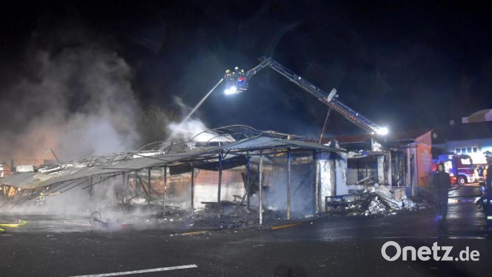 In der Nacht auf Dienstag brannten mindestens 30 Verkaufsstände auf dem Asia-Markt bei Eger ab. Mangelnder Wasserdruck und Wind, der die Flammen immer wieder anfachte, erschwerten die Löscharbeiten der fünf Feuerwehren vor Ort. Bild: Feuerwehr Bezirk Karlsbad/exb