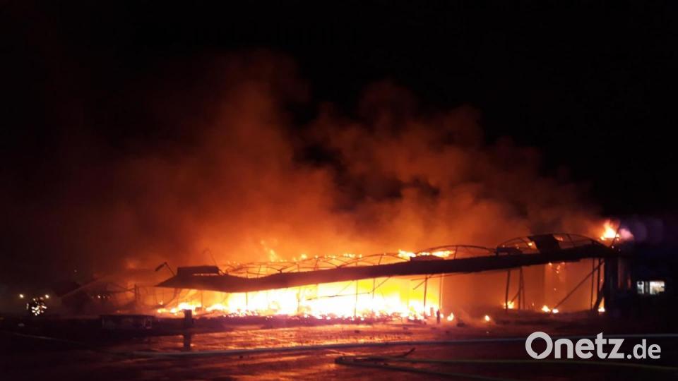 In der Nacht zum Dienstag brach ein Feuer auf dem Asia-Markt bei Cheb aus. Bild: hmr