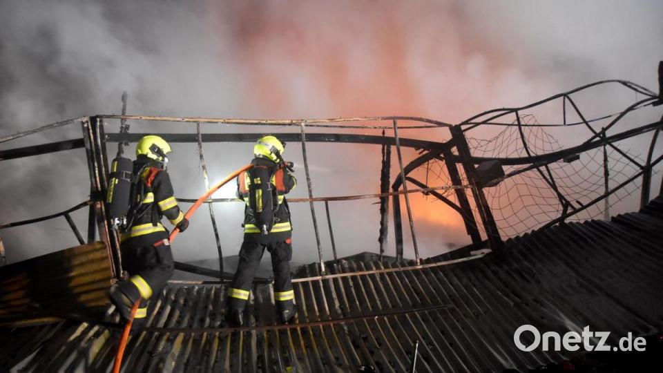 In der Nacht auf Dienstag brannten mindestens 30 Verkaufsstände auf dem Asia-Markt bei Eger ab. Mangelnder Wasserdruck und Wind, der die Flammen immer wieder anfachte, erschwerten die Löscharbeiten der fünf Feuerwehren vor Ort. Bild: Feuerwehr Bezirk Karlsbad/exb