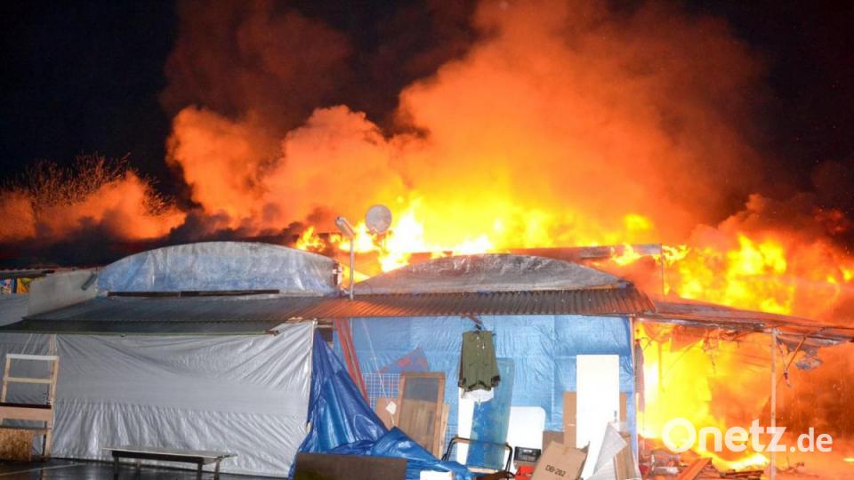 In der Nacht auf Dienstag brannten mindestens 30 Verkaufsstände auf dem Asia-Markt bei Eger ab. Mangelnder Wasserdruck und Wind, der die Flammen immer wieder anfachte, erschwerten die Löscharbeiten der fünf Feuerwehren vor Ort. Bild: Feuerwehr Bezirk Karlsbad/exb