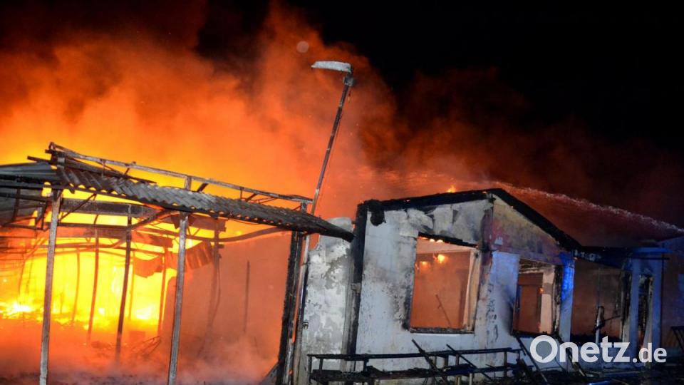 In der Nacht auf Dienstag brannten mindestens 30 Verkaufsstände auf dem Asia-Markt bei Eger ab. Mangelnder Wasserdruck und Wind, der die Flammen immer wieder anfachte, erschwerten die Löscharbeiten der fünf Feuerwehren vor Ort. Bild: Feuerwehr Bezirk Karlsbad/exb