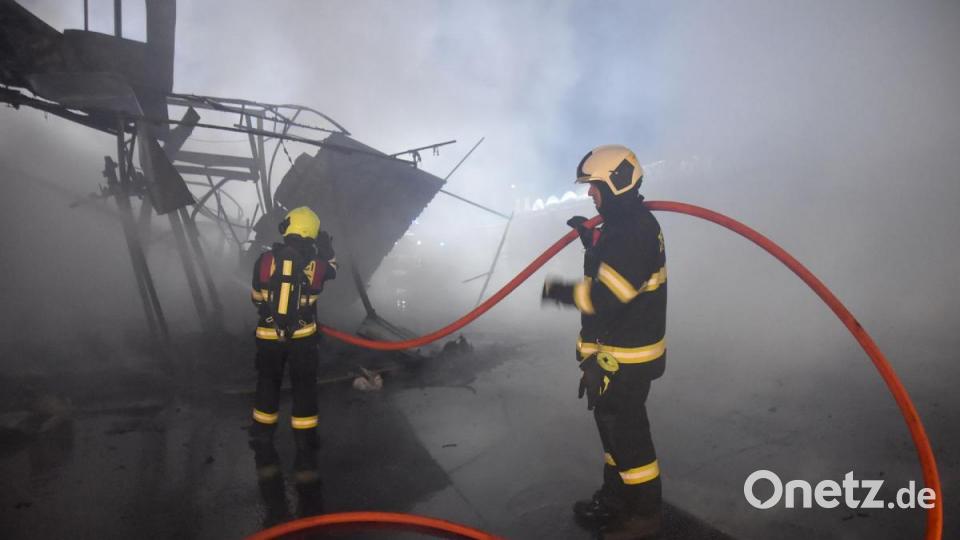 In der Nacht auf Dienstag brannten mindestens 30 Verkaufsstände auf dem Asia-Markt bei Eger ab. Mangelnder Wasserdruck und Wind, der die Flammen immer wieder anfachte, erschwerten die Löscharbeiten der fünf Feuerwehren vor Ort. Bild: Feuerwehr Bezirk Karlsbad/exb