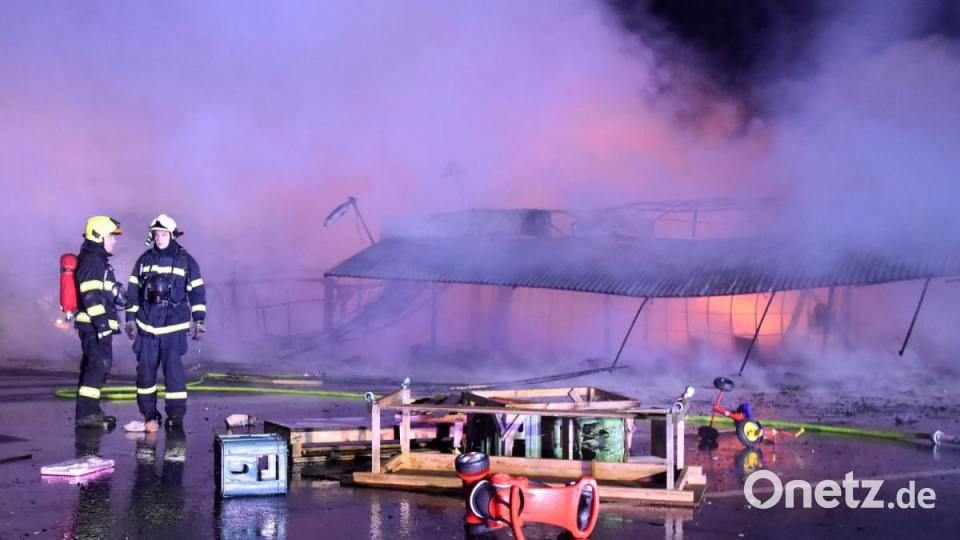 In der Nacht auf Dienstag brannten mindestens 30 Verkaufsstände auf dem Asia-Markt bei Eger ab. Mangelnder Wasserdruck und Wind, der die Flammen immer wieder anfachte, erschwerten die Löscharbeiten der fünf Feuerwehren vor Ort. Bild: Feuerwehr Bezirk Karlsbad/exb