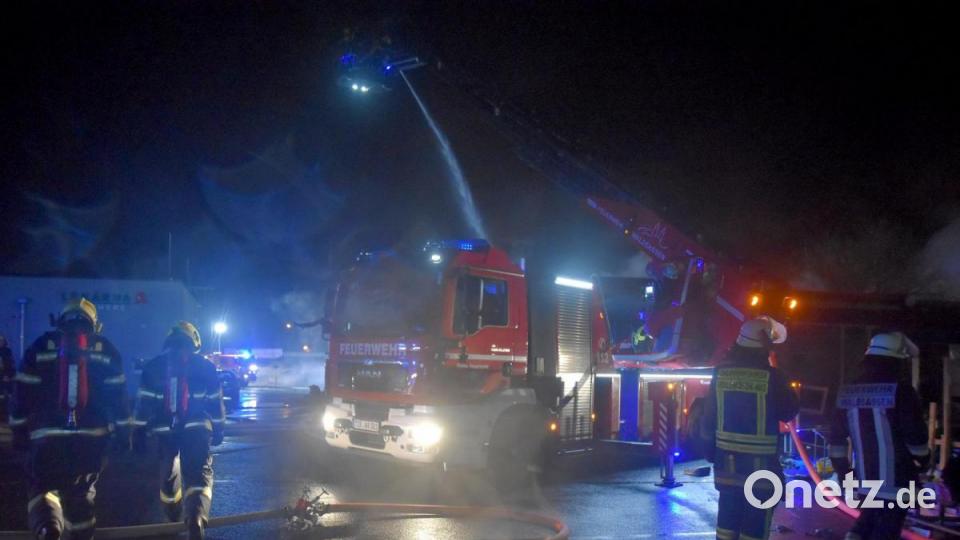 In der Nacht auf Dienstag brannten mindestens 30 Verkaufsstände auf dem Asia-Markt bei Eger ab. Mangelnder Wasserdruck und Wind, der die Flammen immer wieder anfachte, erschwerten die Löscharbeiten der fünf Feuerwehren vor Ort. Bild: Feuerwehr Bezirk Karlsbad/exb