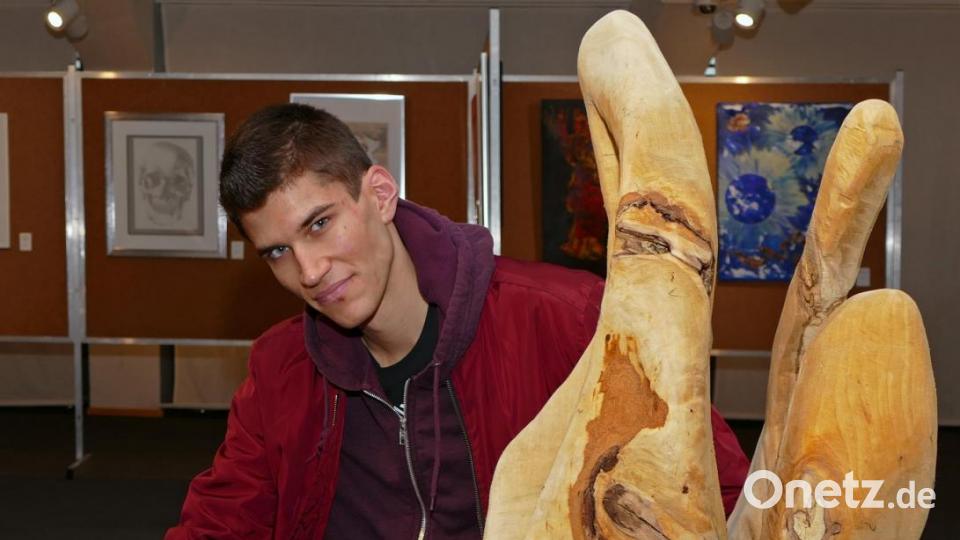 Moses Dick fertigt Holzskulpturen. Bild: tr
