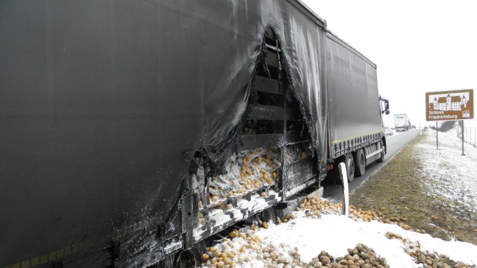 Feuerwehreinsatzkräfte meisterten am Donnerstagvormittag einen LKW-Brand auf der Autobahn A 6 auf Höhe &quot;Kaltenbaum&quot;. Der Tandemanhänger hatte Kartoffeln geladen, die teilweise verschmorten. Die Bergung gestaltete sich schwierig. Die Autobahn blieb in Fahrtrichtung Tschechien bis in den Nachmittag hinein gesperrt. Bild: dob