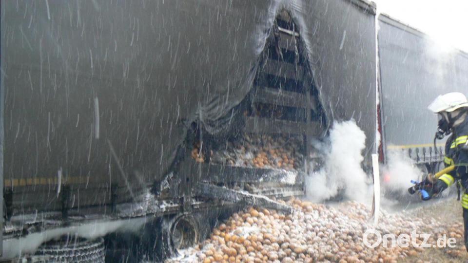 Dichtes Schneetreiben erschwerte den Einsatz auf der Autobahn A 6. Bild: dob