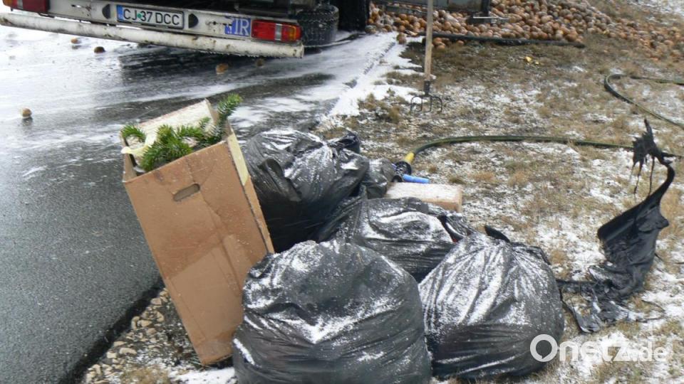 Feuerwehreinsatzkräfte meisterten am Donnerstagvormittag einen LKW-Brand auf der Autobahn A 6 auf Höhe &quot;Kaltenbaum&quot;. Der Tandemanhänger hatte Kartoffeln geladen, die teilweise verschmorten. Die Bergung gestaltete sich schwierig. Die Autobahn blieb in Fahrtrichtung Tschechien bis in den Nachmittag hinein gesperrt. Bild: dob