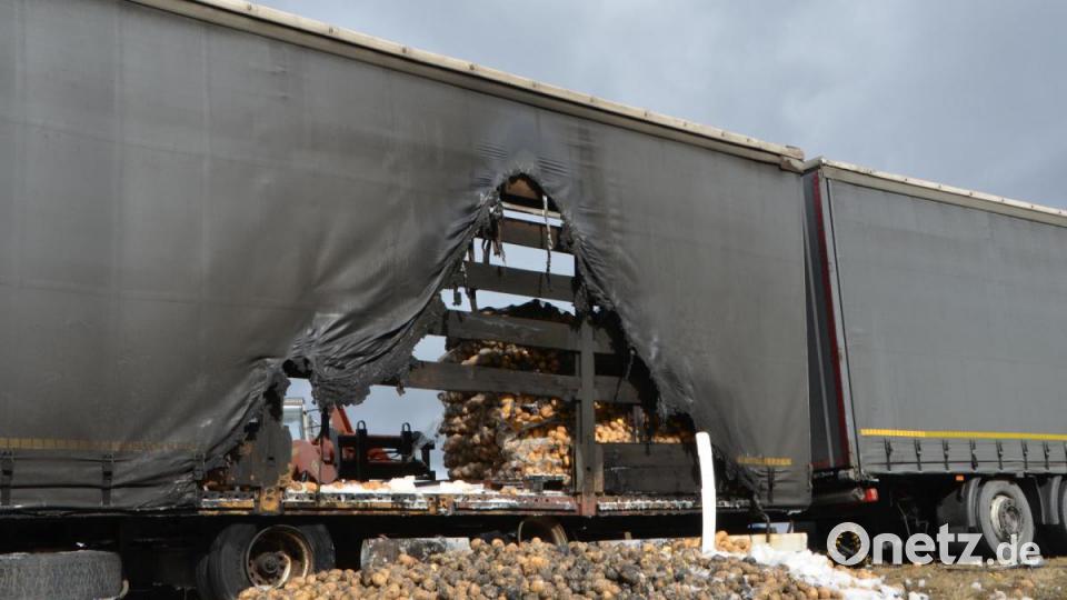 Feuerwehreinsatzkräfte meisterten am Donnerstagvormittag einen LKW-Brand auf der Autobahn A 6 auf Höhe &quot;Kaltenbaum&quot;. Der Tandemanhänger hatte Kartoffeln geladen, die teilweise verschmorten. Die Bergung gestaltete sich schwierig. Die Autobahn blieb in Fahrtrichtung Tschechien bis in den Nachmittag hinein gesperrt. Bild: dob