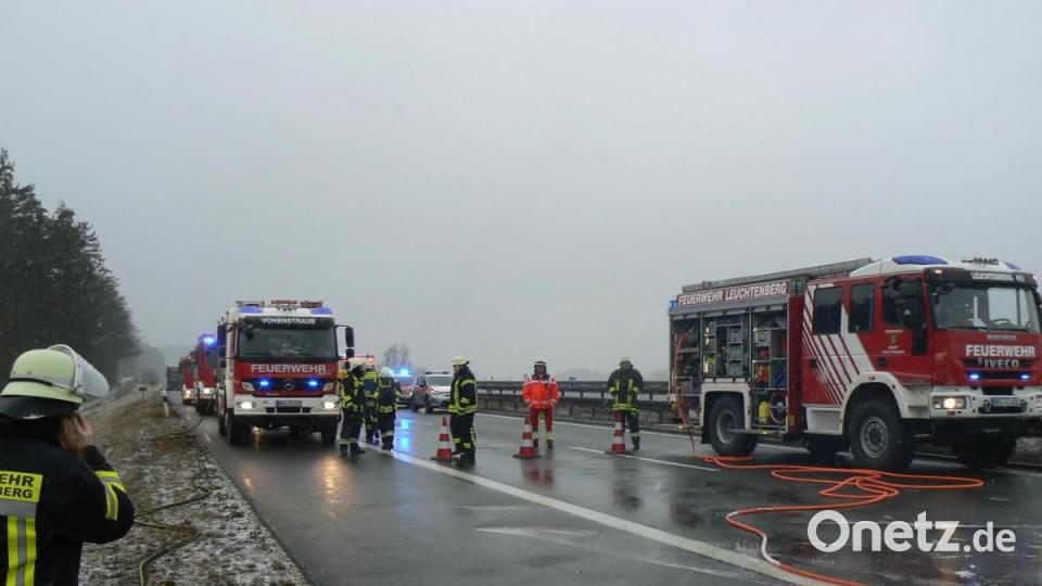 Feuerwehreinsatzkräfte meisterten am Donnerstagvormittag einen LKW-Brand auf der Autobahn A 6 auf Höhe &quot;Kaltenbaum&quot;. Der Tandemanhänger hatte Kartoffeln geladen, die teilweise verschmorten. Die Bergung gestaltete sich schwierig. Die Autobahn blieb in Fahrtrichtung Tschechien bis in den Nachmittag hinein gesperrt. Bild: dob