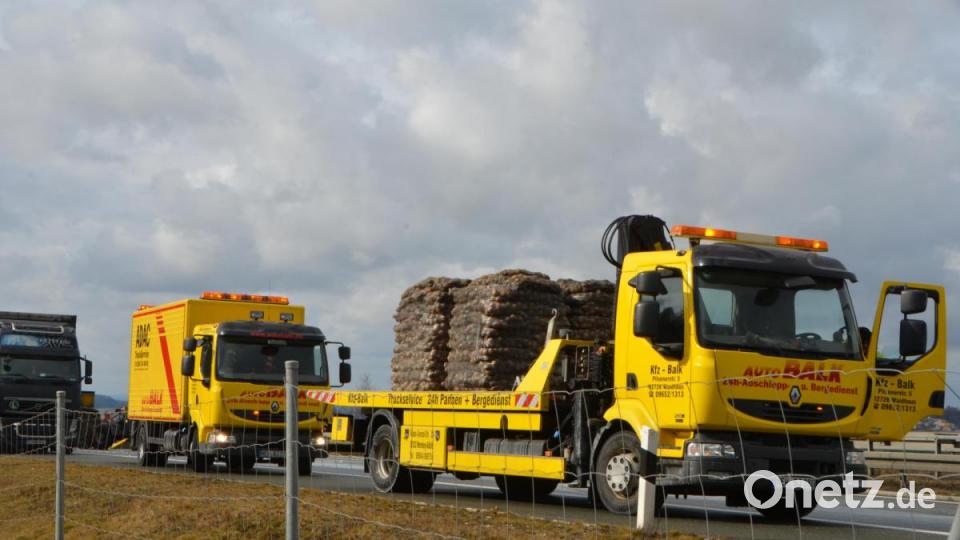 Das Abschleppunternehmen Balk aus Waidhaus und Wernberg-Köblitz arbeitete Hand in Hand, damit die Autobahn so schnell wie möglich wieder befahrbar war. Trotzdem dauerte die Bergung bis in den Nachmittag hinein. Bild: dob