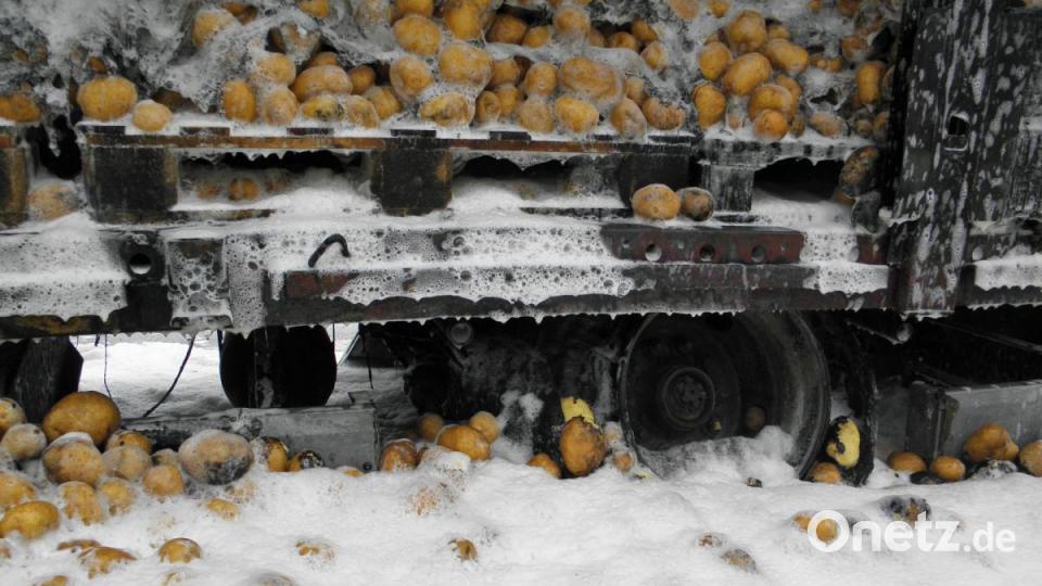 Feuerwehreinsatzkräfte meisterten am Donnerstagvormittag einen LKW-Brand auf der Autobahn A 6 auf Höhe &quot;Kaltenbaum&quot;. Der Tandemanhänger hatte Kartoffeln geladen, die teilweise verschmorten. Die Bergung gestaltete sich schwierig. Die Autobahn blieb in Fahrtrichtung Tschechien bis in den Nachmittag hinein gesperrt. Bild: dob